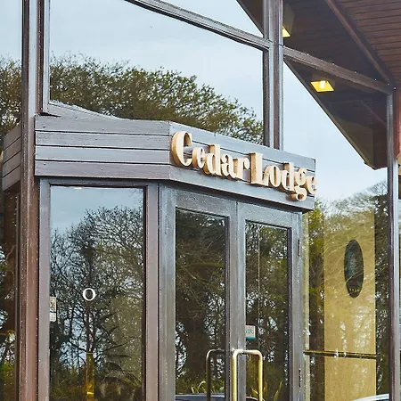 Cedar & Restaurant Hotel Newbawn